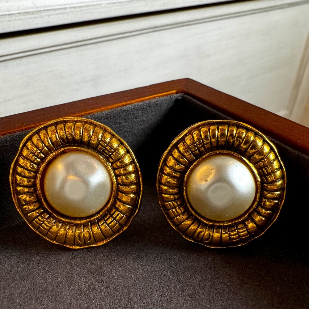 LOT 1516 24K gold plated CHANEL vintage pearls clip on earrings